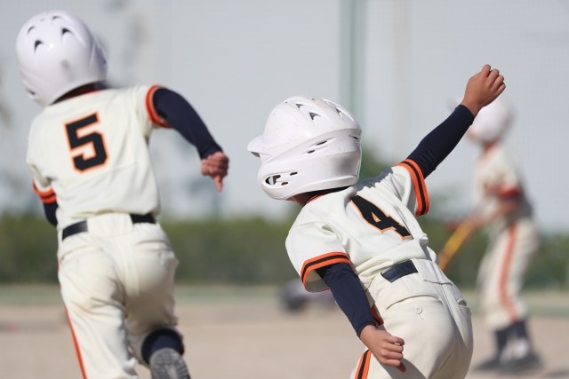 野球をする少年たち