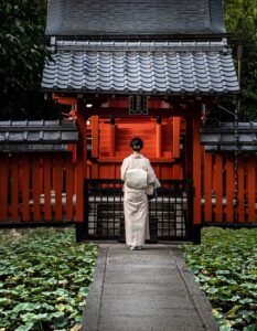 神社に祈祷する女性